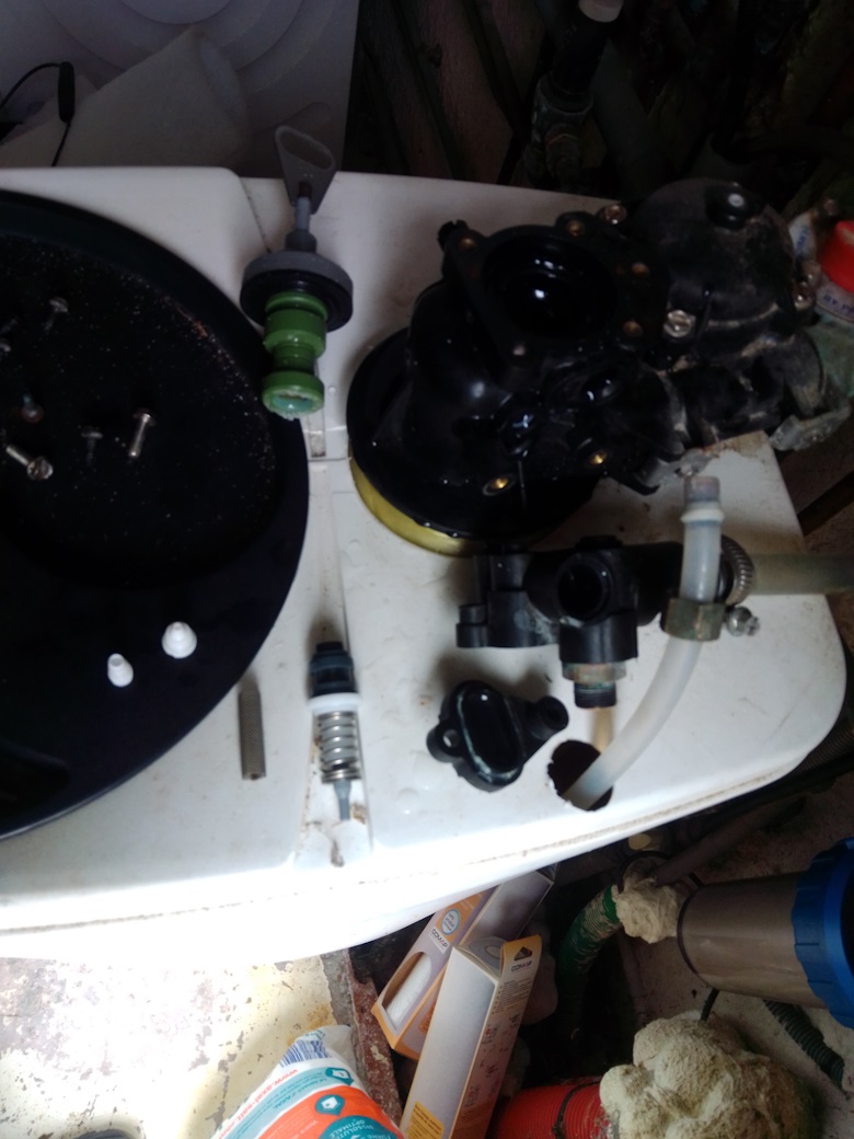 Image de nettoyage de la cage et du filtre d'un adoucisseur